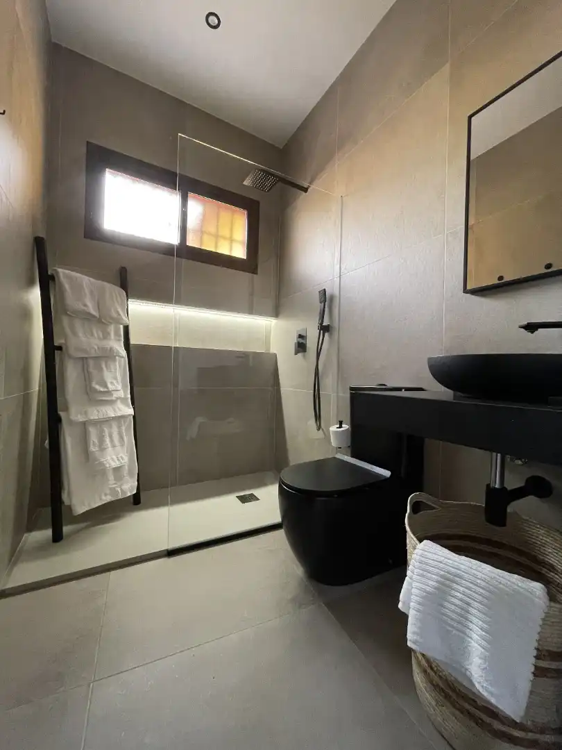 Baño de Estudio de alquiler en Carmona con Aire acondicionado, Amueblado y Microondas