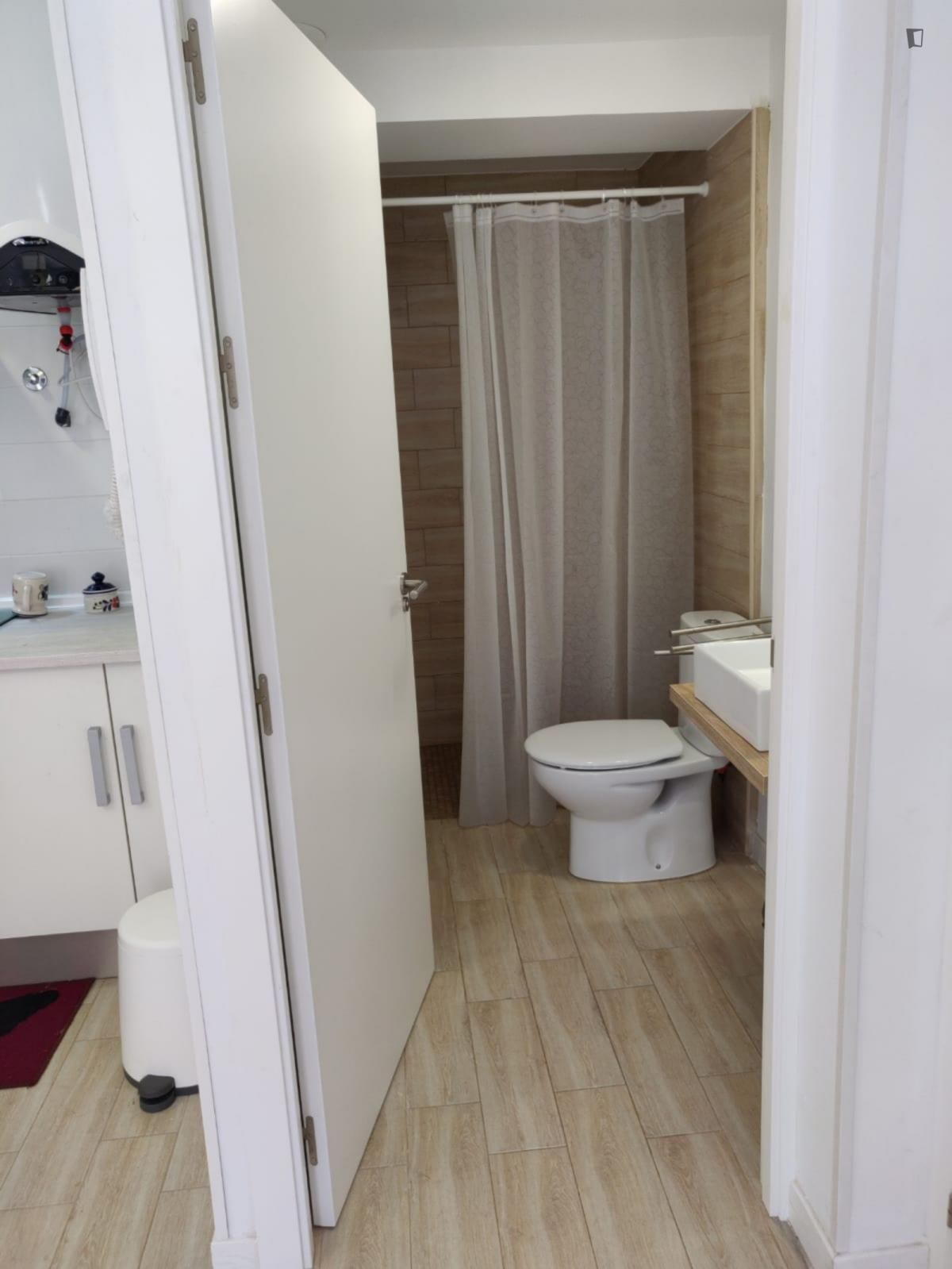 Baño de Estudio de alquiler en  Valencia Capital con Aire acondicionado, Amueblado y Horno