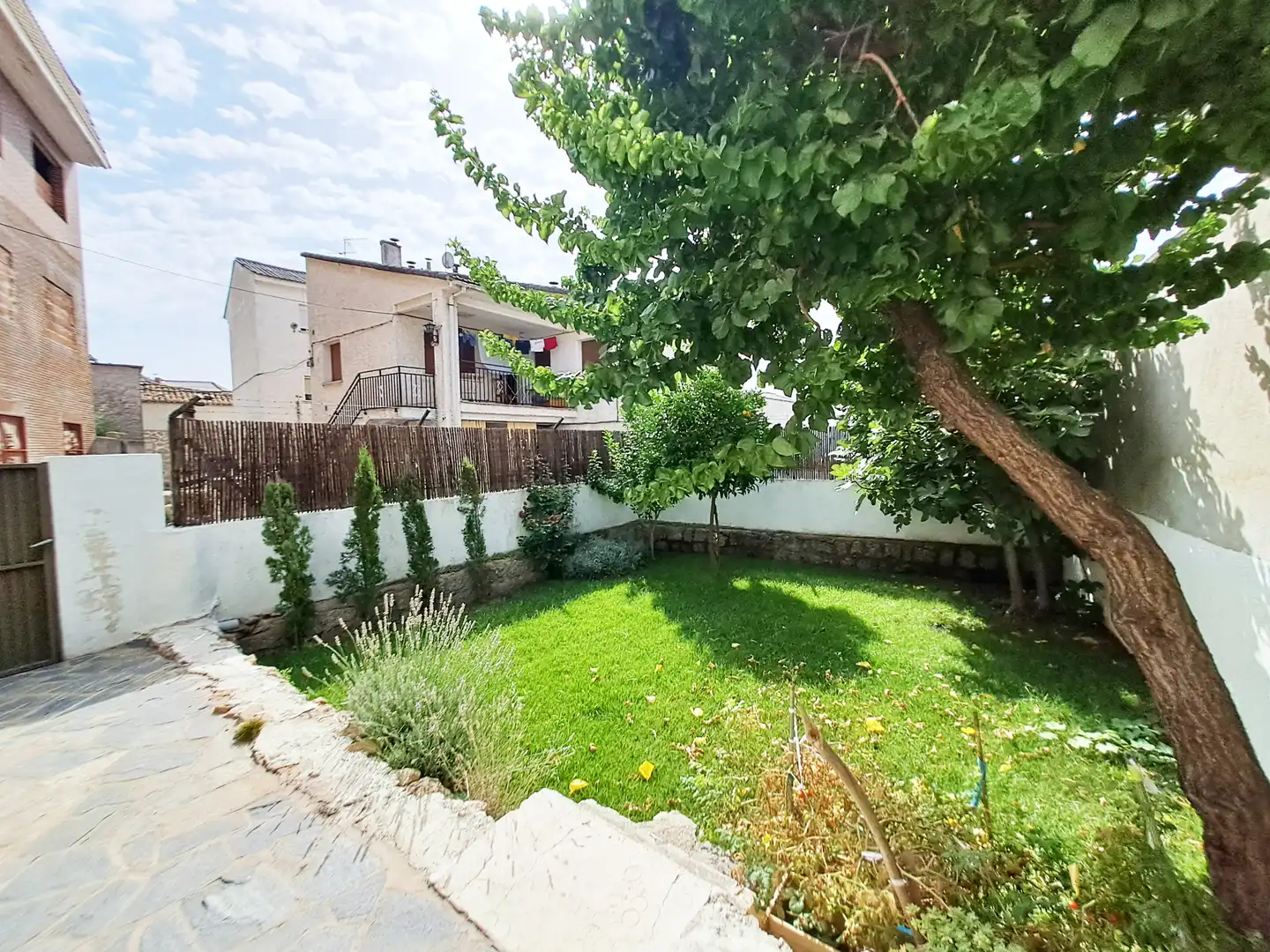 Jardí de Casa adosada en venda en El Hoyo de Pinares  amb Calefacció, Jardí privat i Parquet