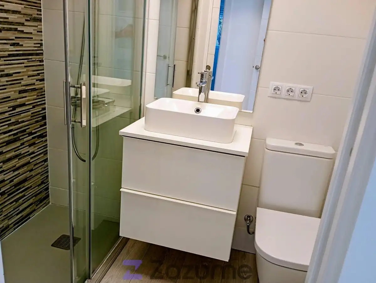 Badezimmer von Wohnungen zur Miete in Barcelona mit Klimaanlage, Heizung und Parkett