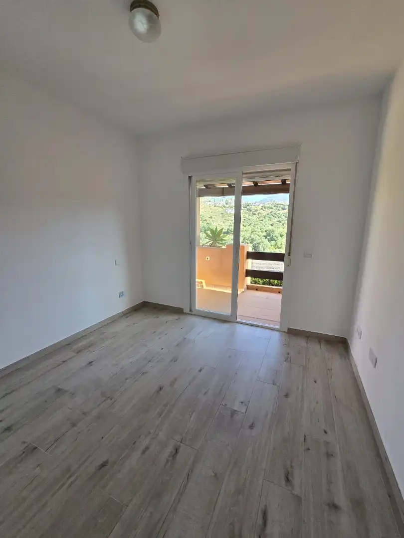 Habitación de Casa adosada en venta en Benahavís con Aire acondicionado, Jardín privado y Terraza