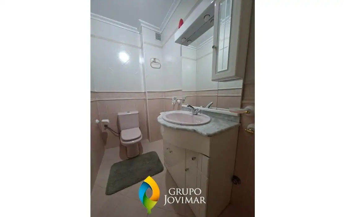 Baño de Piso en venta en Guadix con Calefacción, Terraza y Amueblado