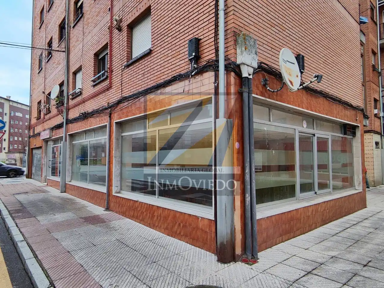 Vista exterior de Local de alquiler en Oviedo 