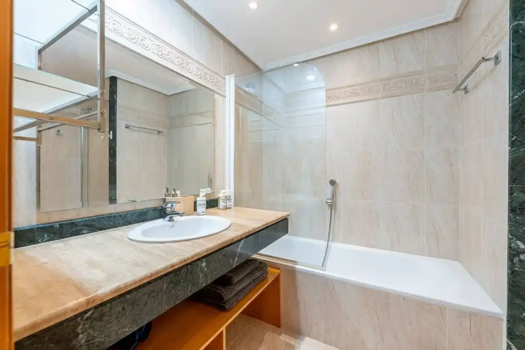 Baño de Apartamento de alquiler en Estepona con Aire acondicionado, Terraza y Piscina