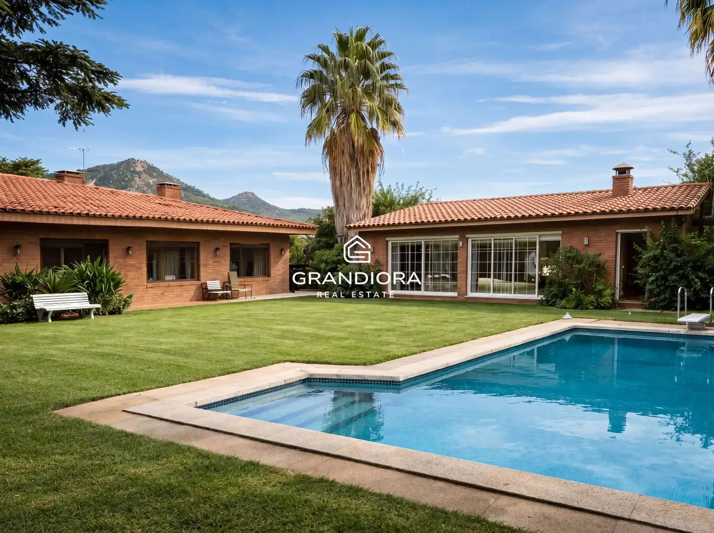 Jardí de Casa o xalet en venda en Cerdanyola del Vallès amb Aire condicionat i Piscina