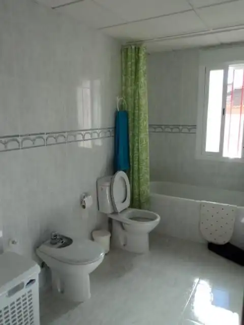 Baño de Dúplex de alquiler en Adamuz con Aire acondicionado, Calefacción y Amueblado