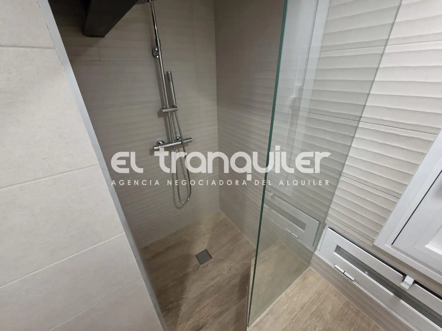 Bathroom of Duplexes for rent in Madrid  with Furnished and Washing machine