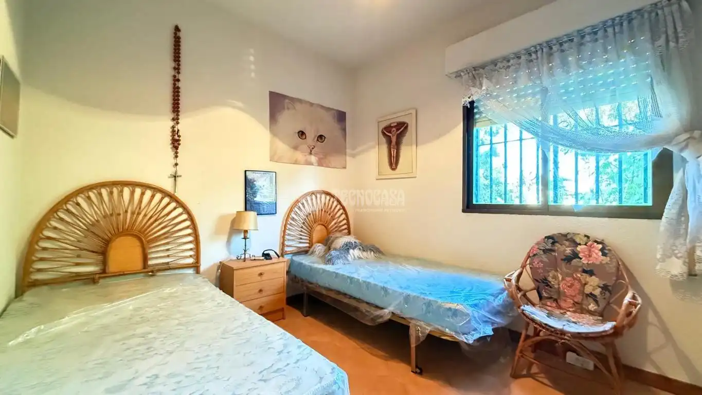 Habitación de Casa adosada en venta en Camarena con Calefacción, Trastero y Piscina comunitaria