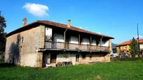 Vista exterior de Casa o xalet en venda en Los Corrales de Buelna  amb Jardí privat