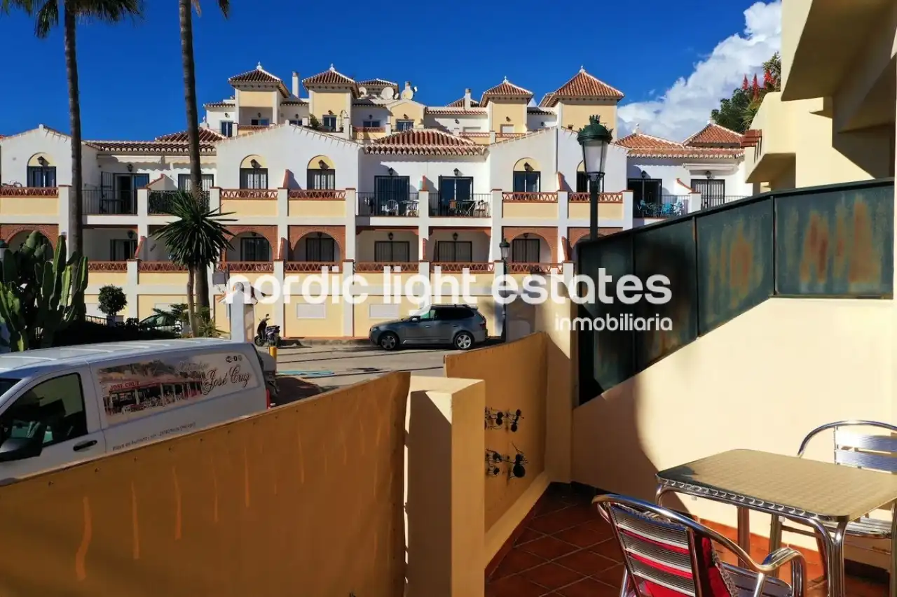 Vista exterior de Casa o chalet en venta en Nerja con Terraza, Piscina y Amueblado