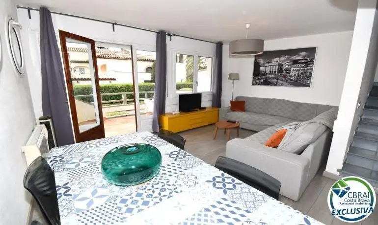 Sala d'estar de Edifici en venda en Empuriabrava
