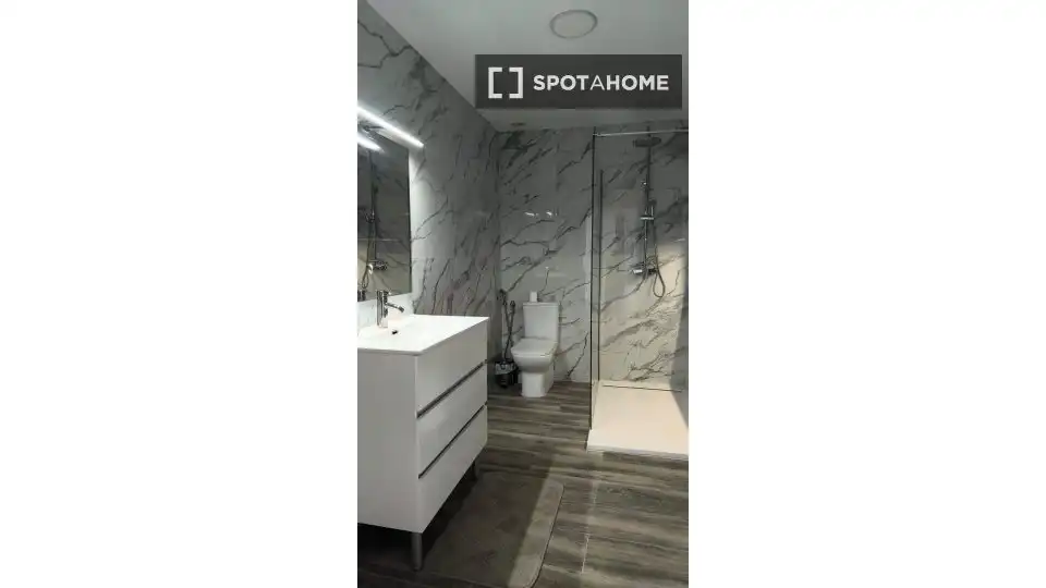 Bathroom of Flat for share in Catadau  with Air Conditioner, Heating and Furnished