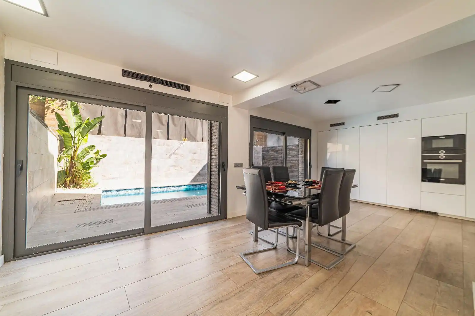 Esszimmer von Einfamilien-Reihenhaus zum Verkauf in Canet de Mar mit Klimaanlage, Heizung und Privatgarten