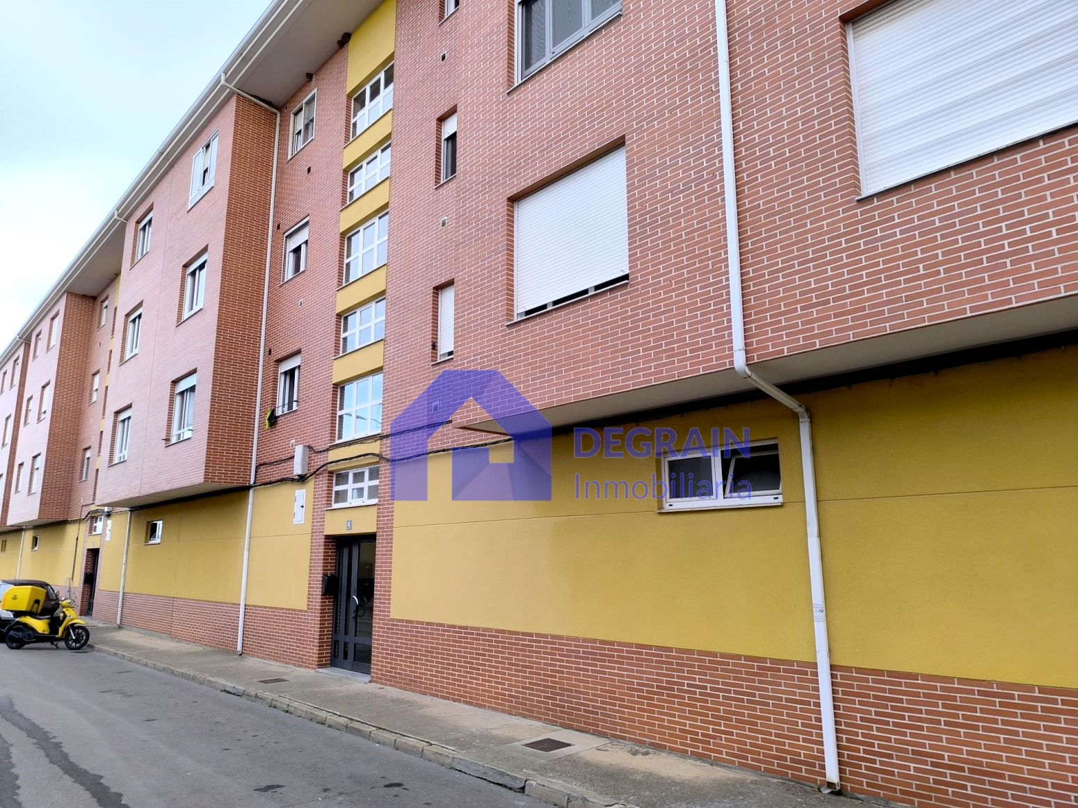 Exterior view of Flat for sale in Santa María del Páramo  with Heating and Storage room