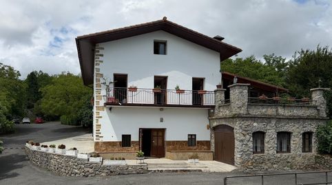 Hay casas que guardan historias,  esta tiene muchas más.