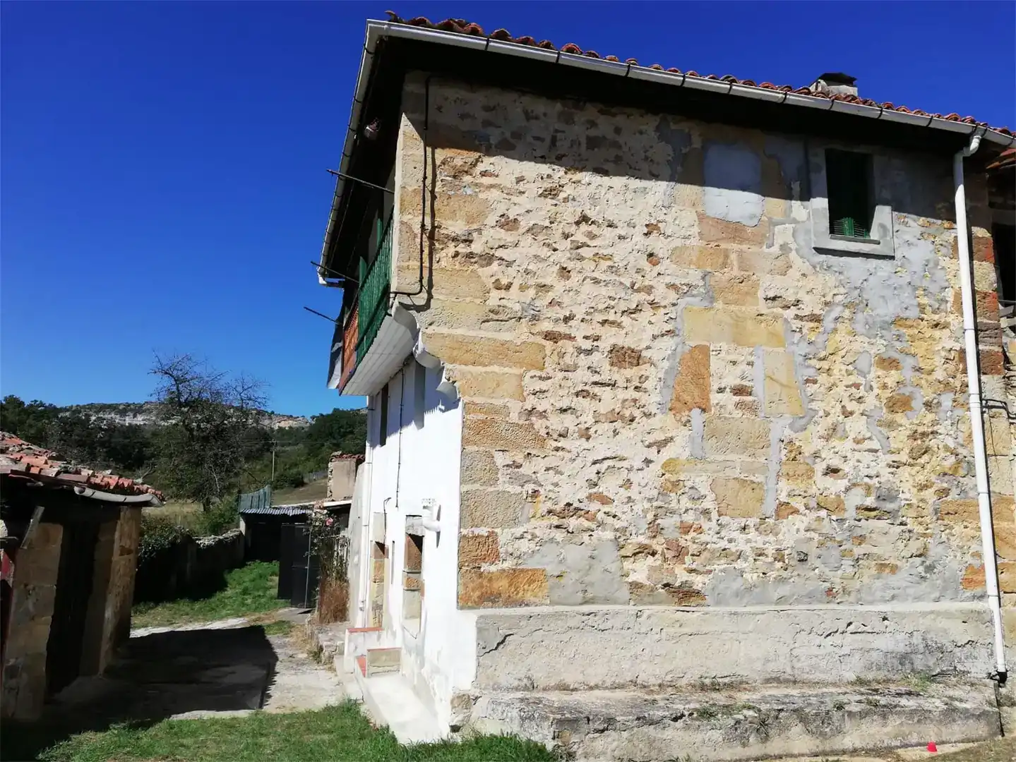 Vista exterior de Casa adosada en venda en Valle de Manzanedo amb Balcó