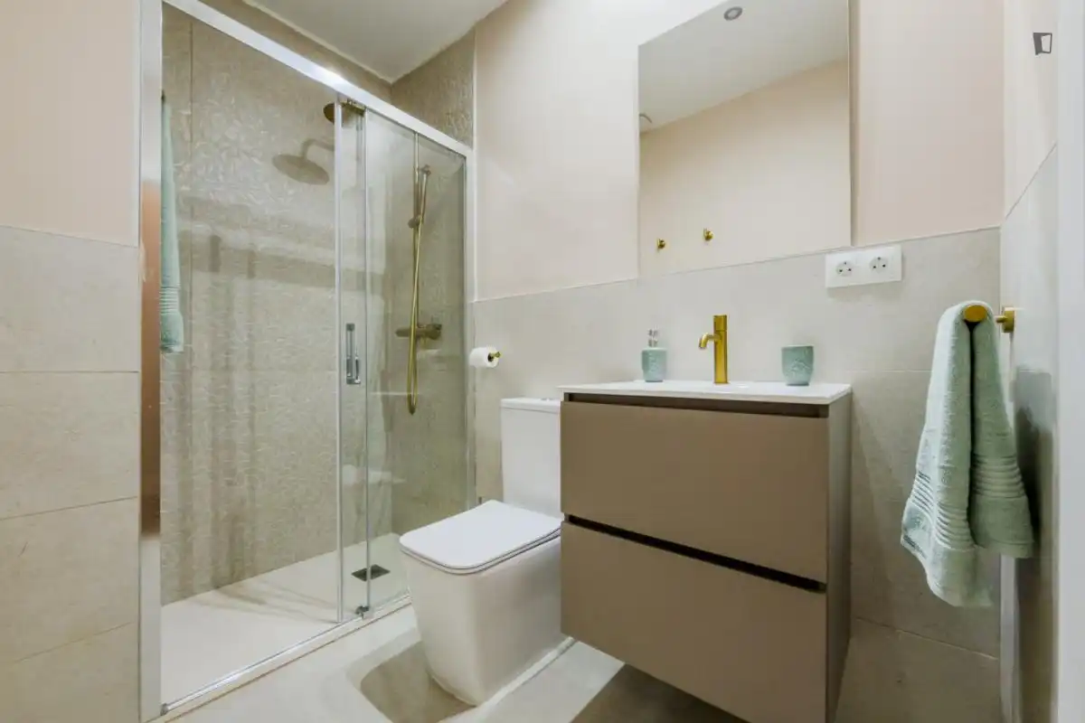 Badezimmer von Wohnung zur Miete in Barcelona mit Klimaanlage, Möbliert und Ofen