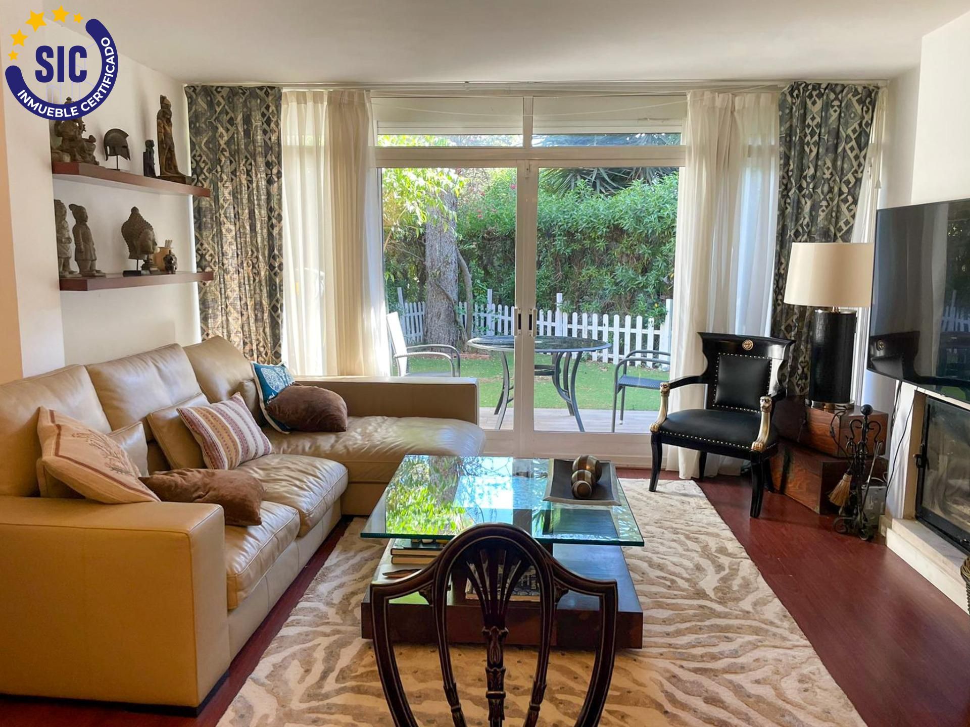Sala de estar de Casa adosada en venta en Godella con Aire acondicionado, Calefacción y Jardín privado