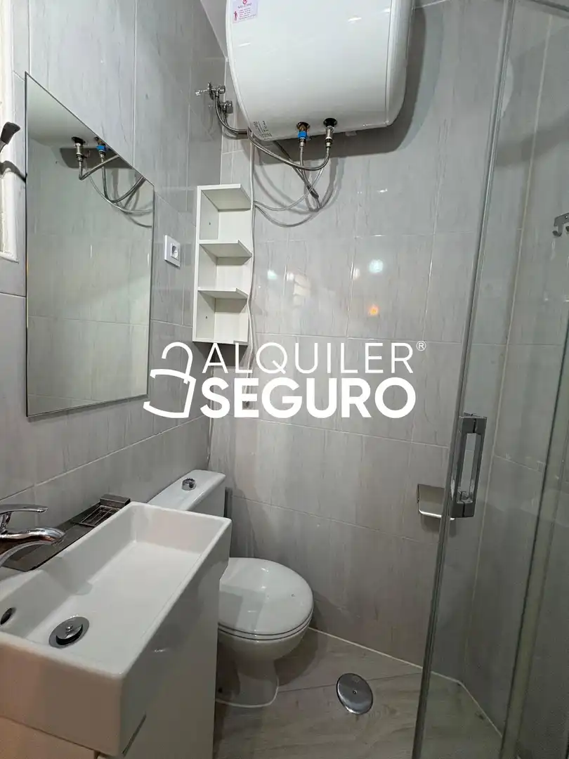 Badezimmer von Wohnung zur Miete in Madrid mit Klimaanlage, Heizung und Möbliert