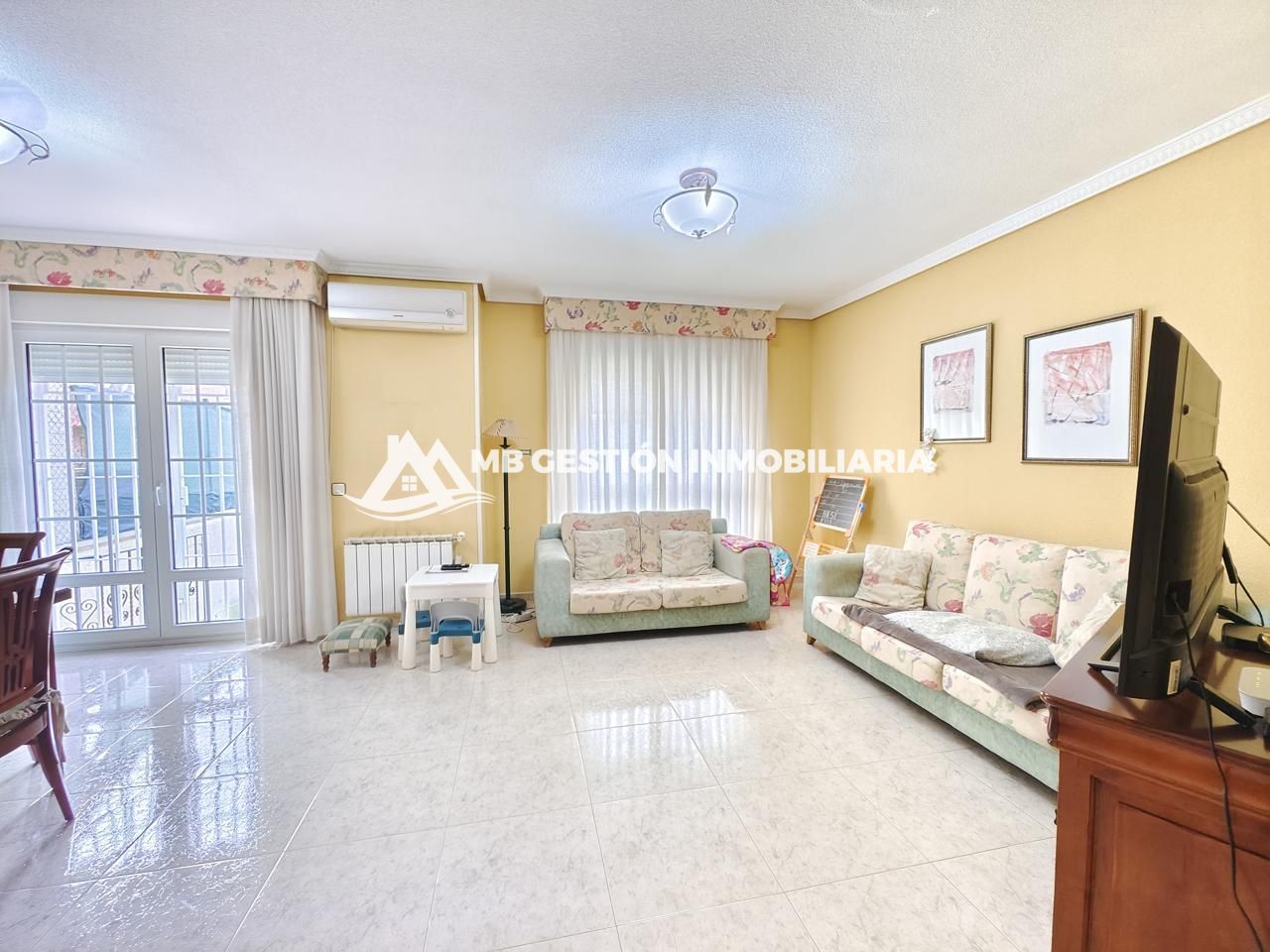Sala d'estar de Casa adosada en venda en Fuenlabrada amb Aire condicionat, Calefacció i Jardí privat