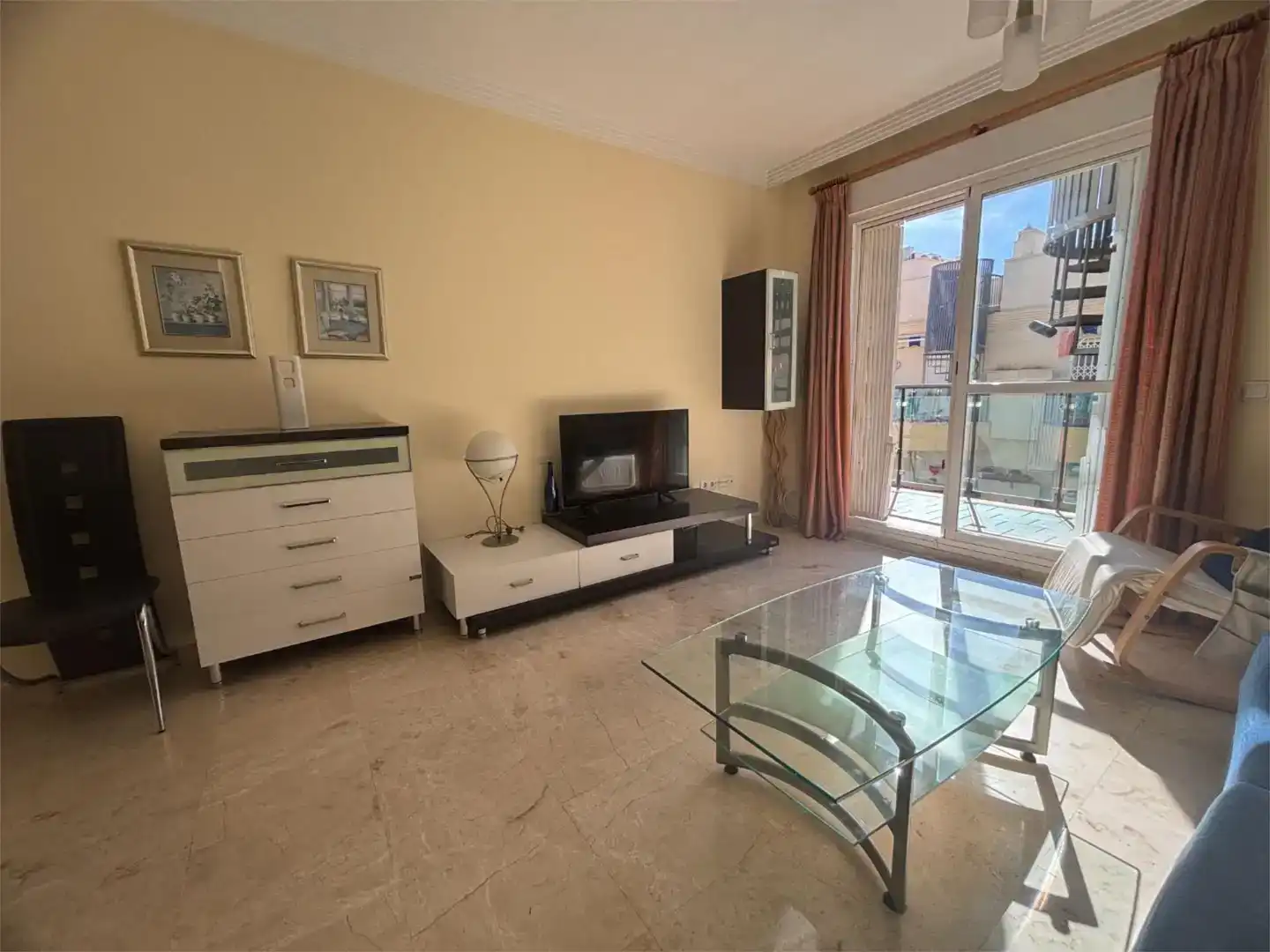 Wohnzimmer von Dachboden zur Miete in Estepona mit Klimaanlage und Balkon