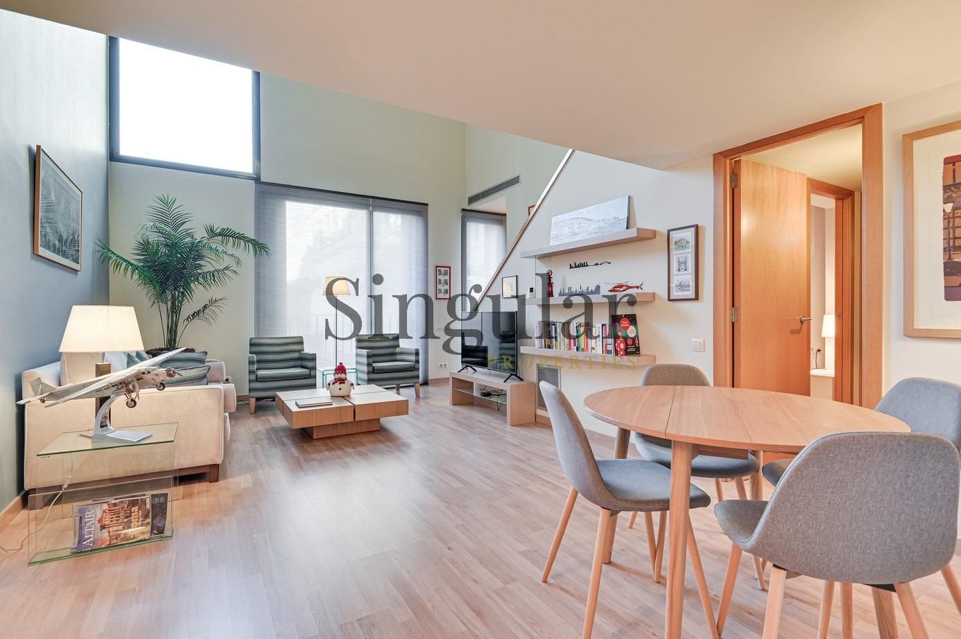 Living room of Duplex for sale in  Barcelona Capital  with Air Conditioner, Parquet flooring and Alarm