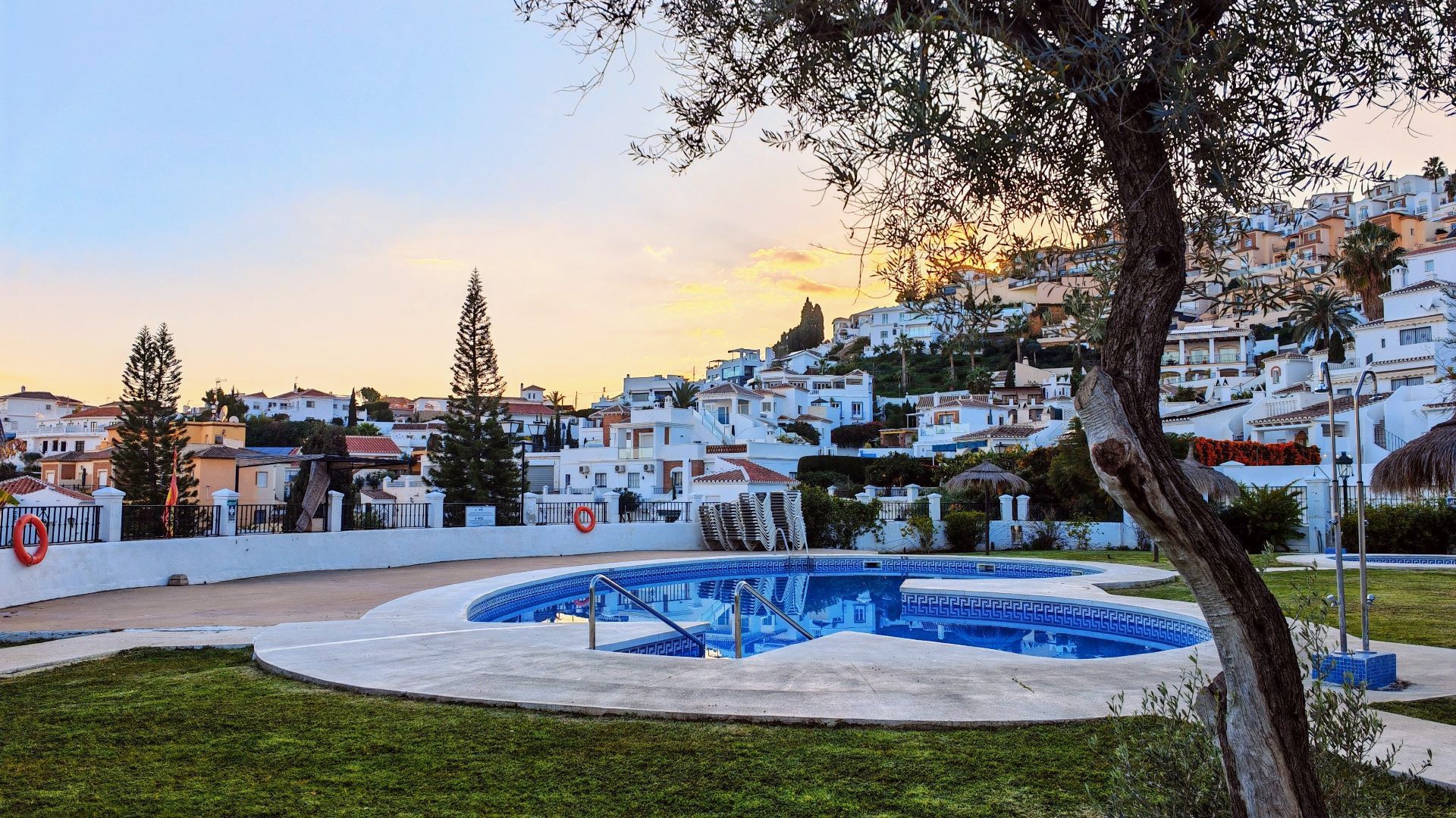 Vista exterior de Dúplex en venda en Nerja amb Jardí privat, Terrassa i Traster