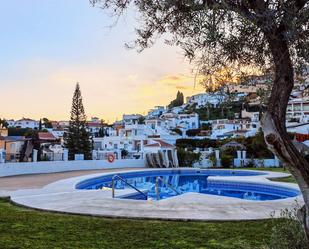 Vista exterior de Dúplex en venda en Nerja amb Jardí privat, Terrassa i Traster