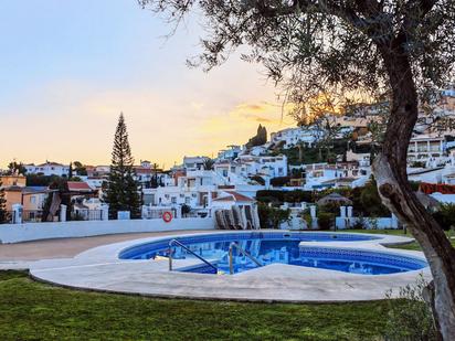 Vista exterior de Dúplex en venda en Nerja amb Jardí privat, Terrassa i Traster