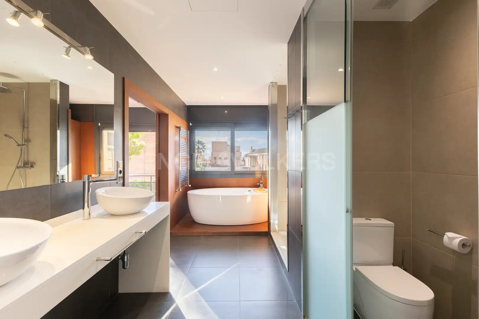 Bathroom of Houses for rent in Barcelona  with Air Conditioner, Heating and Private garden