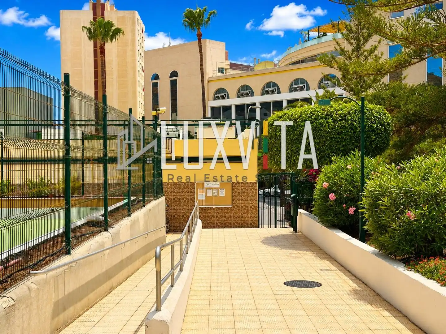 Vista exterior de Apartamento en venta en Arona con Terraza y Piscina comunitaria