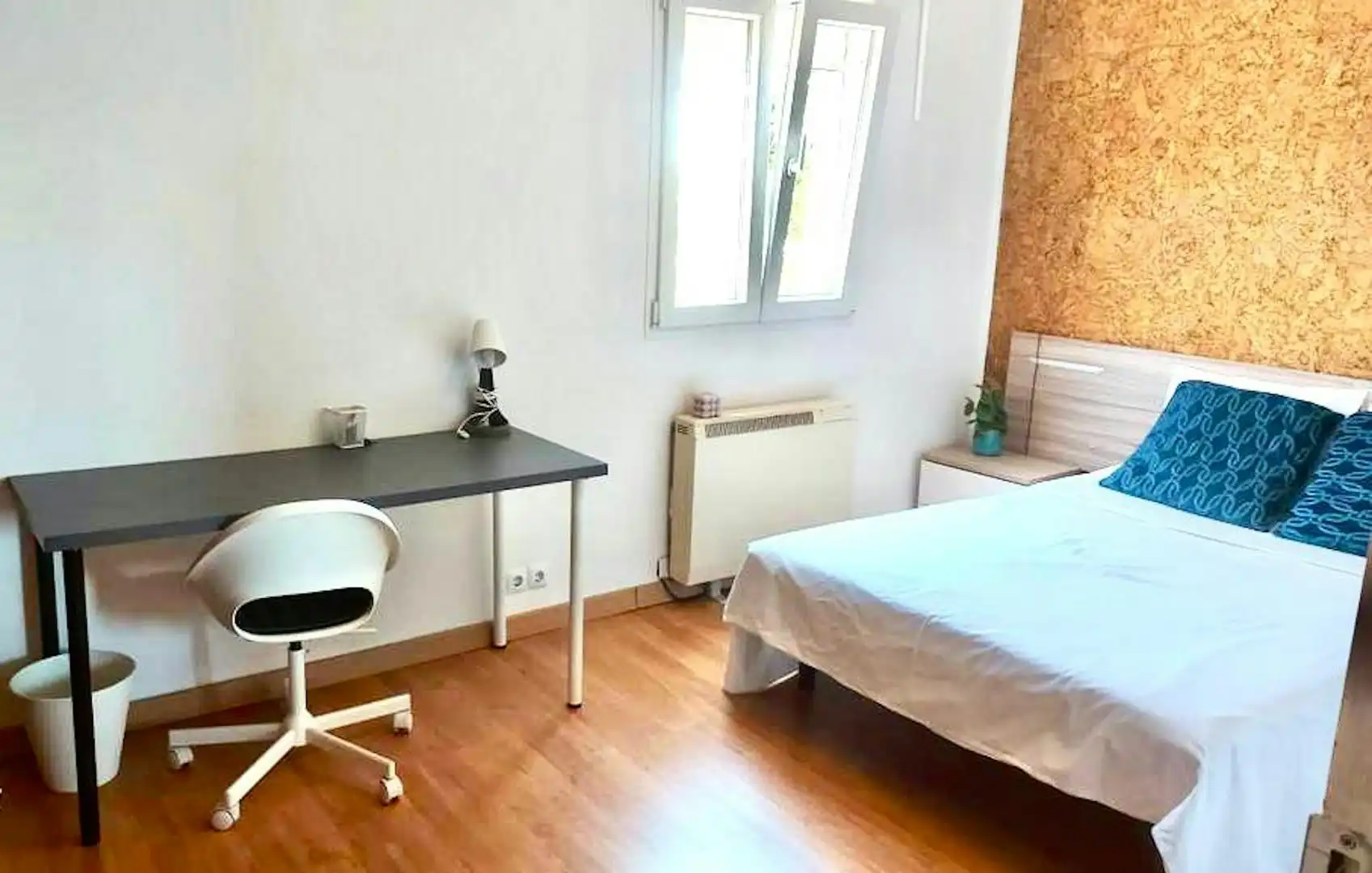 Bedroom of Flat for share in Madrid  with Washing machine