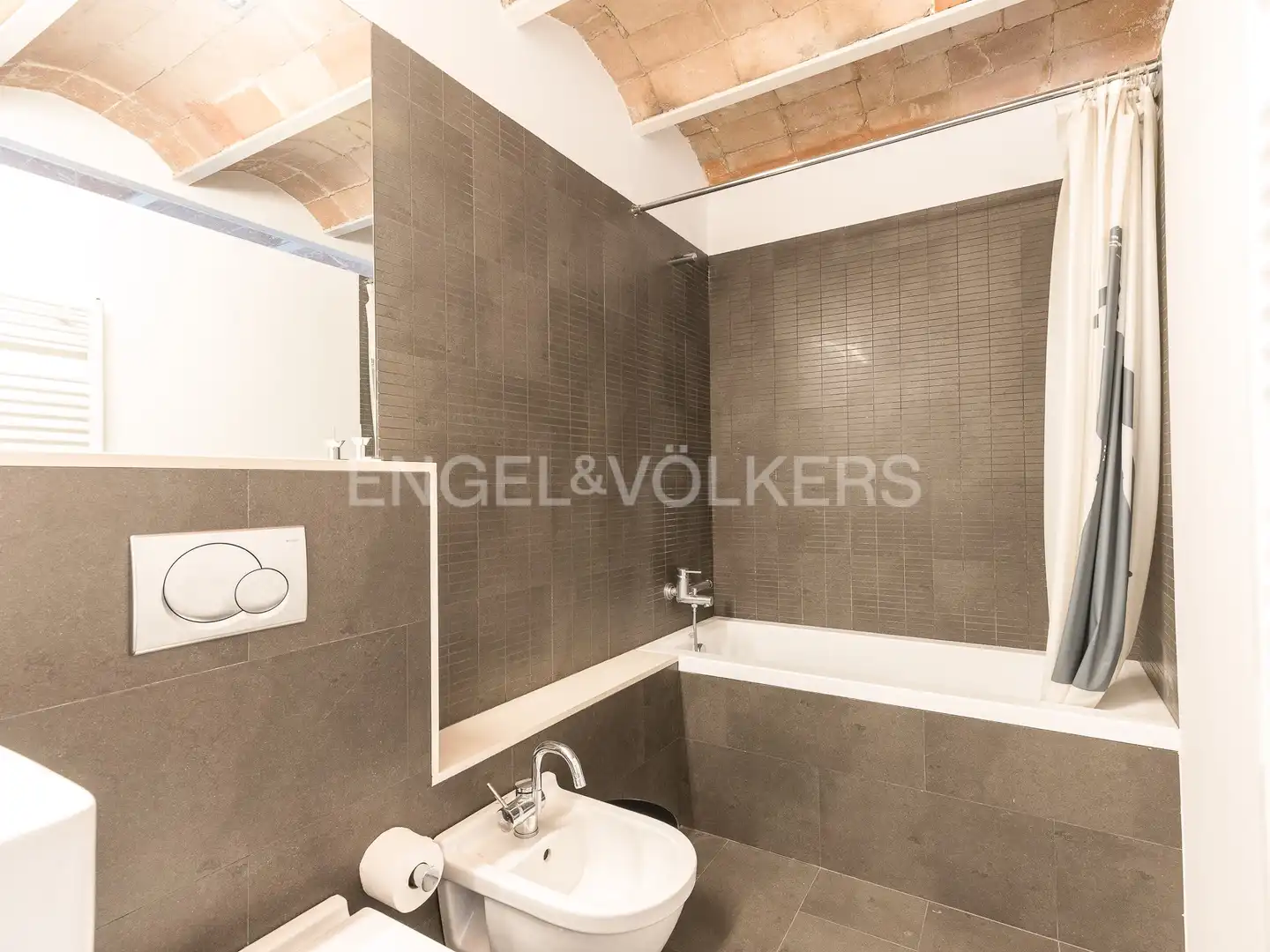 Badezimmer von Dachboden zur Miete in Barcelona mit Klimaanlage, Heizung und Parkett