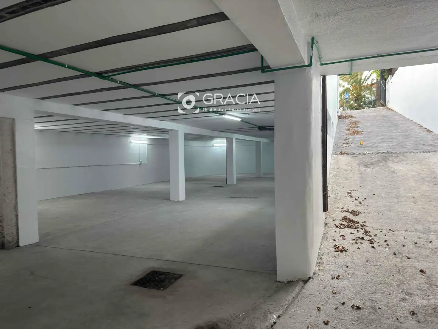 Parkplatz von Fabrikhallen zum Verkauf in Adeje