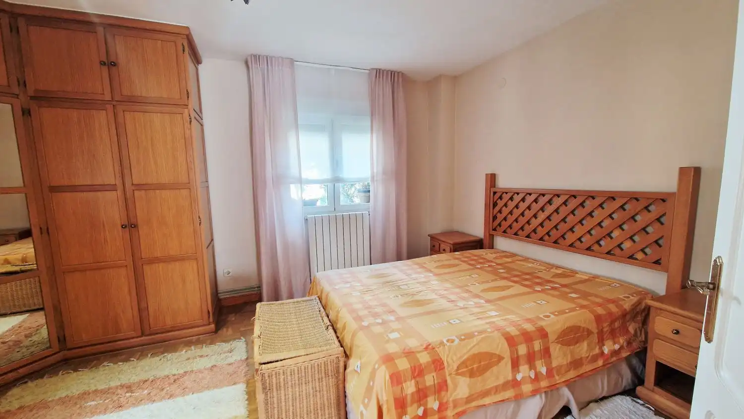 Habitación de Piso de alquiler en Torrelavega  con Calefacción, Amueblado y Balcón