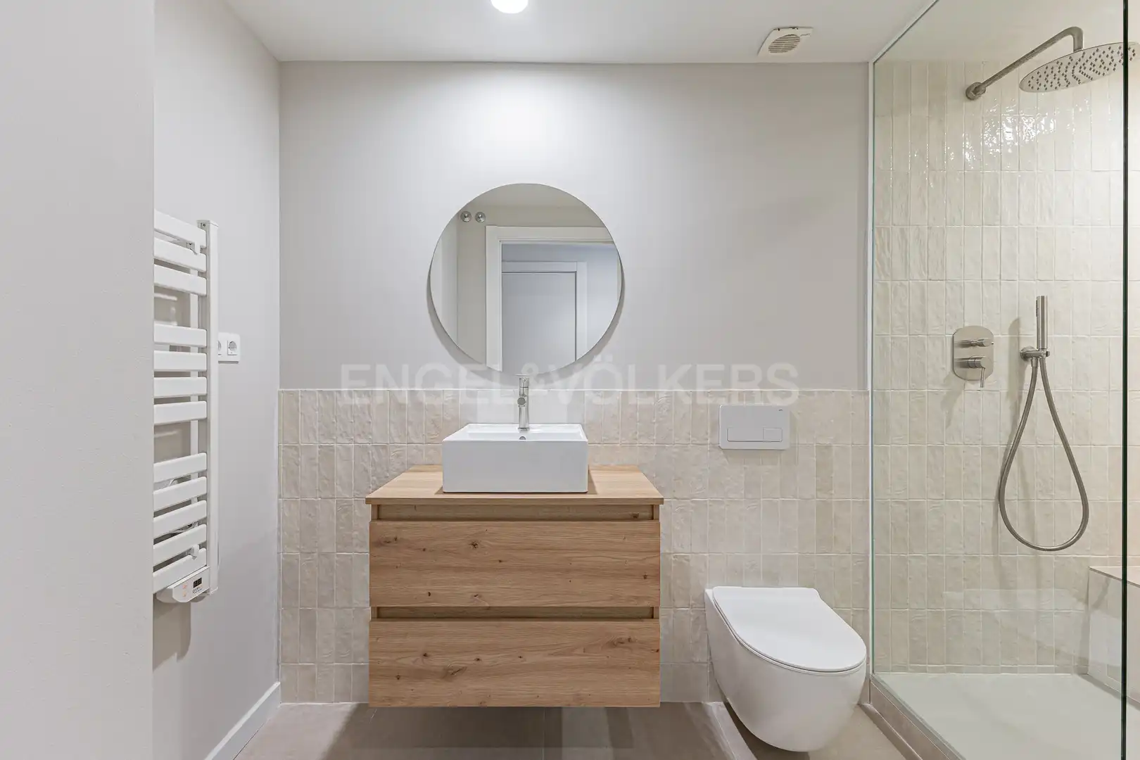 Badezimmer von Wohnung zum Verkauf in Barcelona mit Klimaanlage, Heizung und Parkett