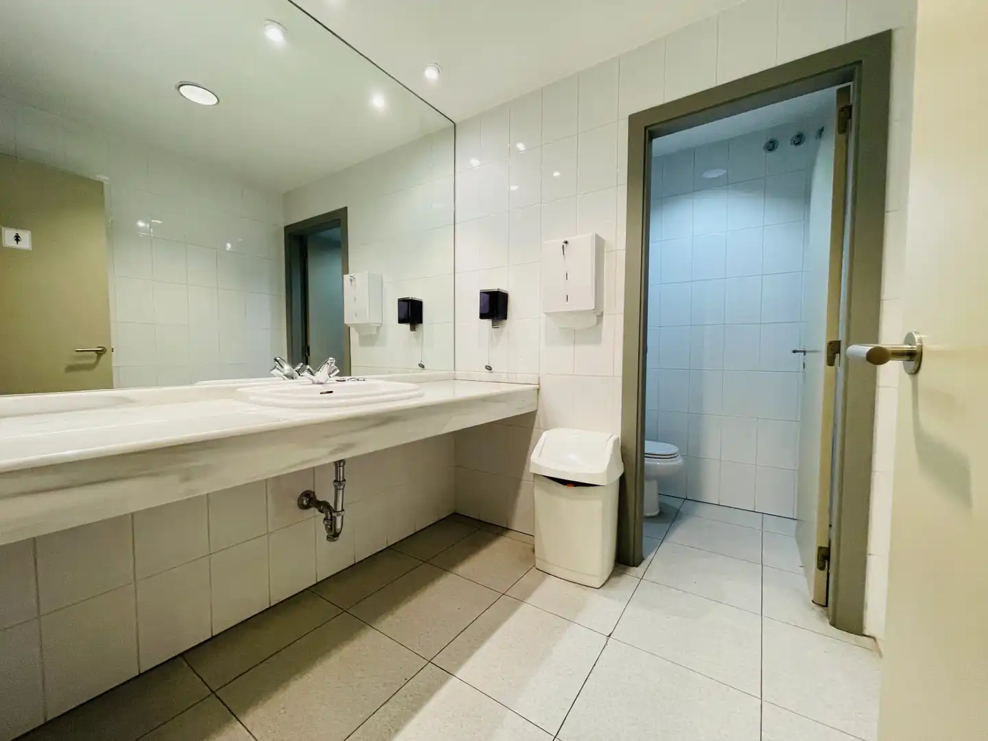 Baño de Local de alquiler en Toledo con Aire acondicionado, Calefacción y Alarma