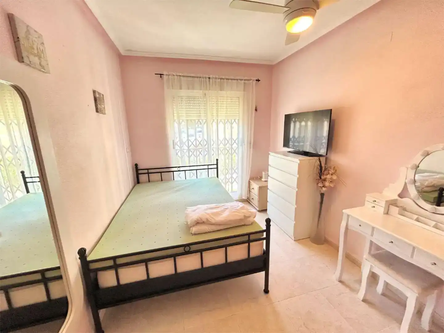 Dormitori de Casa adosada en venda en Orihuela amb Aire condicionat, Jardí privat i Piscina