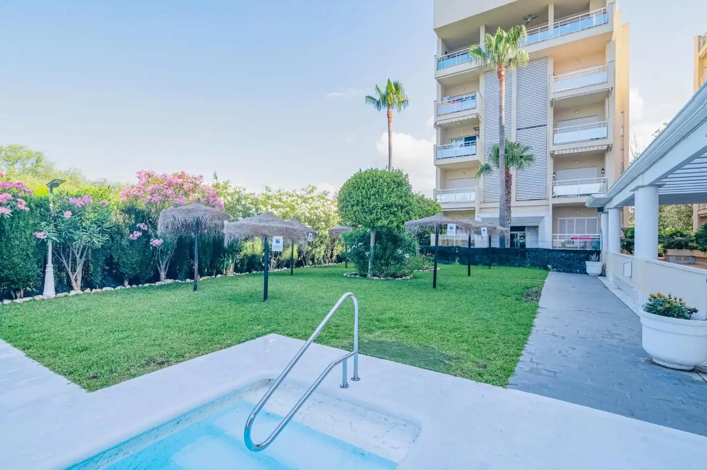 Vista exterior de Piso en venta en Motril con Terraza y Piscina comunitaria