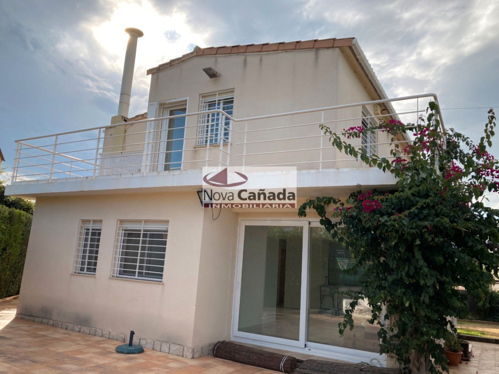 Vista exterior de Casa o xalet en venda en Paterna amb Aire condicionat, Calefacció i Jardí privat