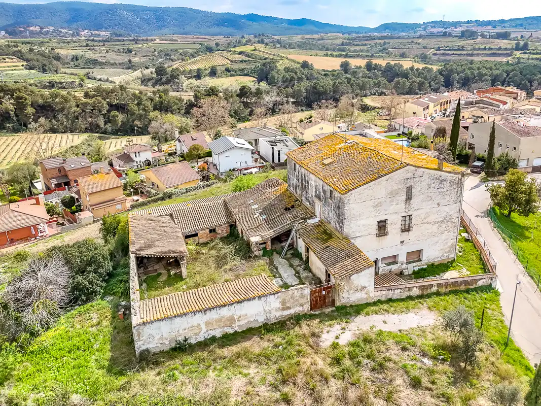 Country house zum Verkauf in Subirats mit Privatgarten und Balkon