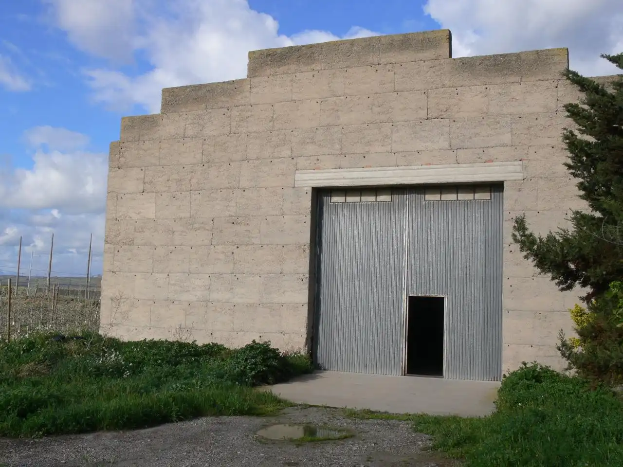 Außenansicht von Fabrikhallen zum Verkauf in Tornabous