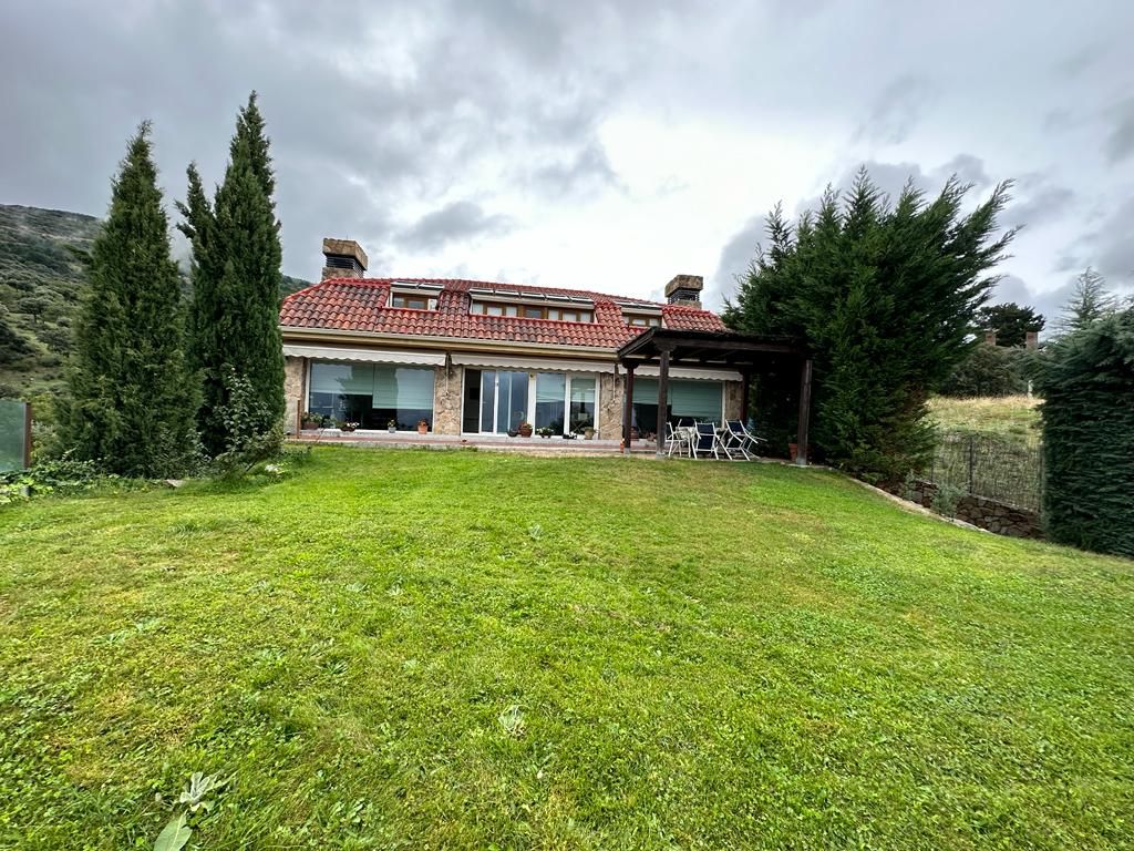 Vista exterior de Casa o xalet en venda en San Lorenzo de El Escorial amb Aire condicionat, Calefacció i Jardí privat