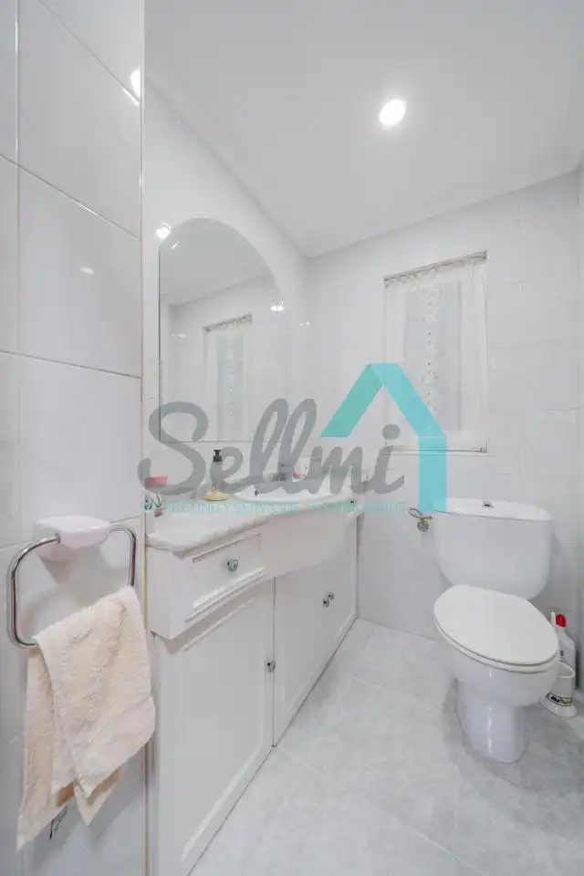 Bathroom of Flat for rent in Oviedo   with Heating, Parquet flooring and Terrace