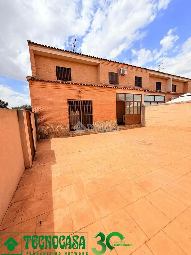 Vista exterior de Casa adosada en venta en Burujón con Aire acondicionado, Calefacción y Terraza