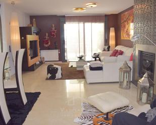 Living room of Single-family semi-detached for sale in Villares de la Reina  with Terrace, Swimming Pool and Balcony