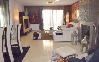 Sala d'estar de Casa adosada en venda en Villares de la Reina amb Terrassa, Piscina i Balcó