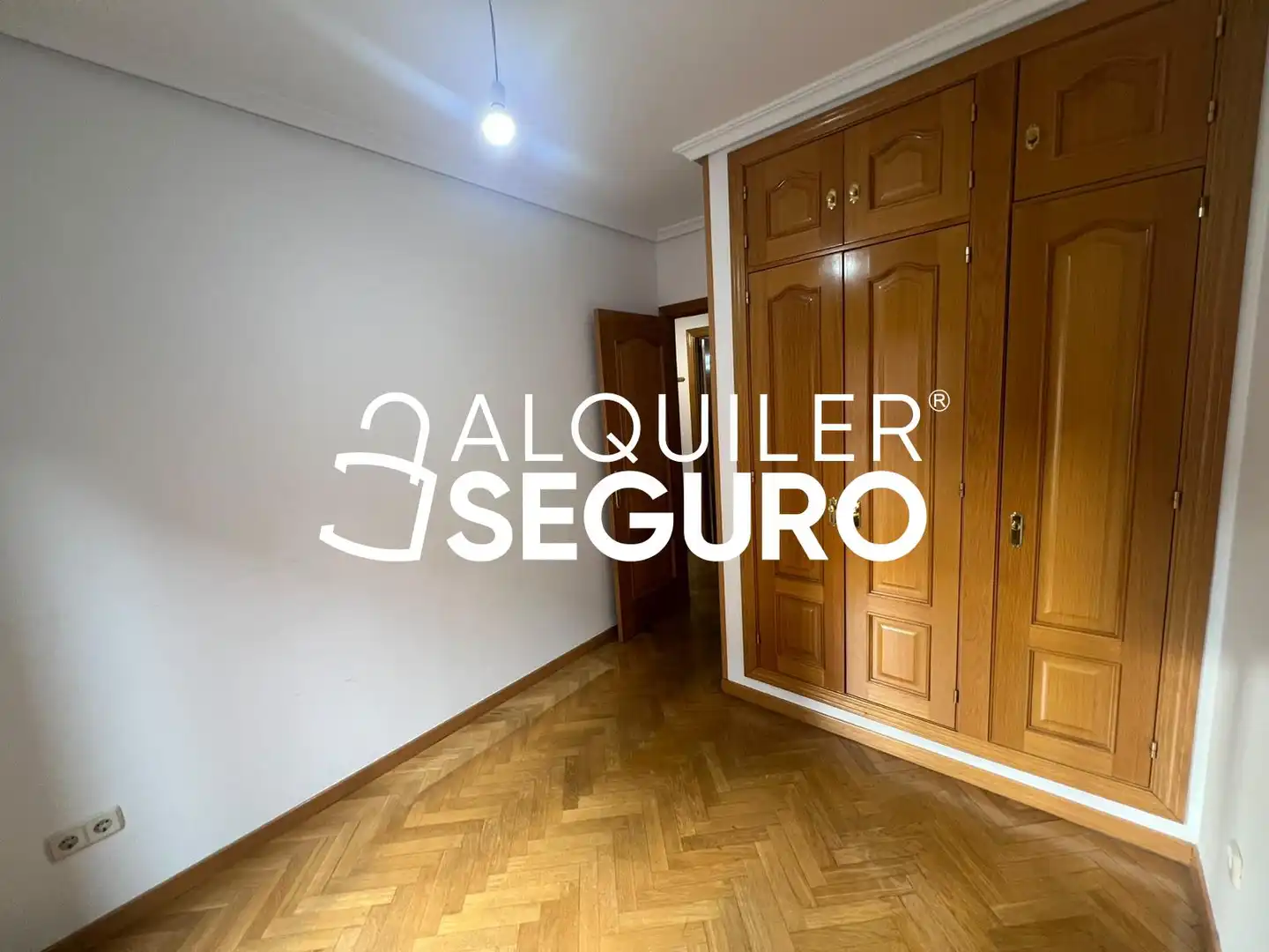 Dormitori de Pis de lloguer en Madrid amb Aire condicionat i Calefacció