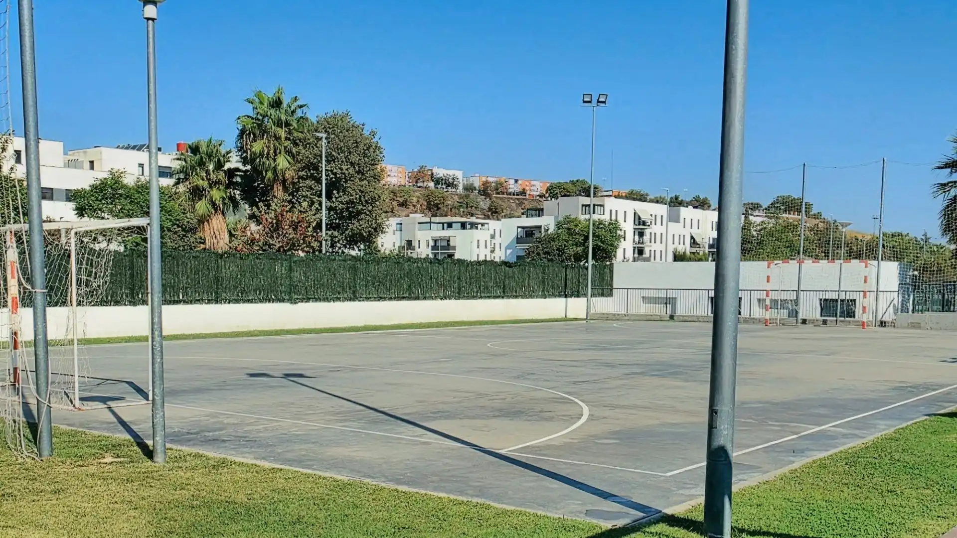 Aparcament de Pis en venda en San Juan de Aznalfarache amb Aire condicionat, Jardí privat i Parquet