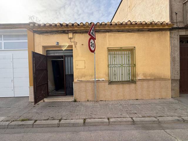 Casa adosada en Venta en Calle MANTEROLA en Tomelloso